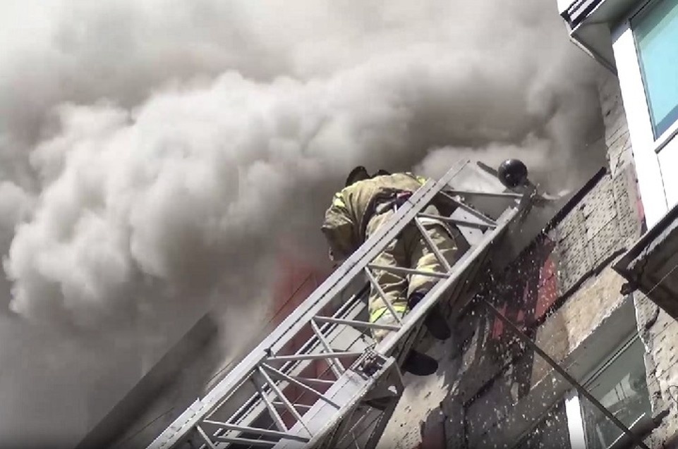    В Горловке загорелась многоэтажка. Фото (архив): МЧС ДНР