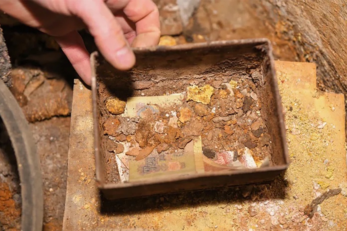    Облигации с отсроченными выплатами были припрятаны до лучших времен. Есть в коробочке и немного советских денег. / ura.news/news