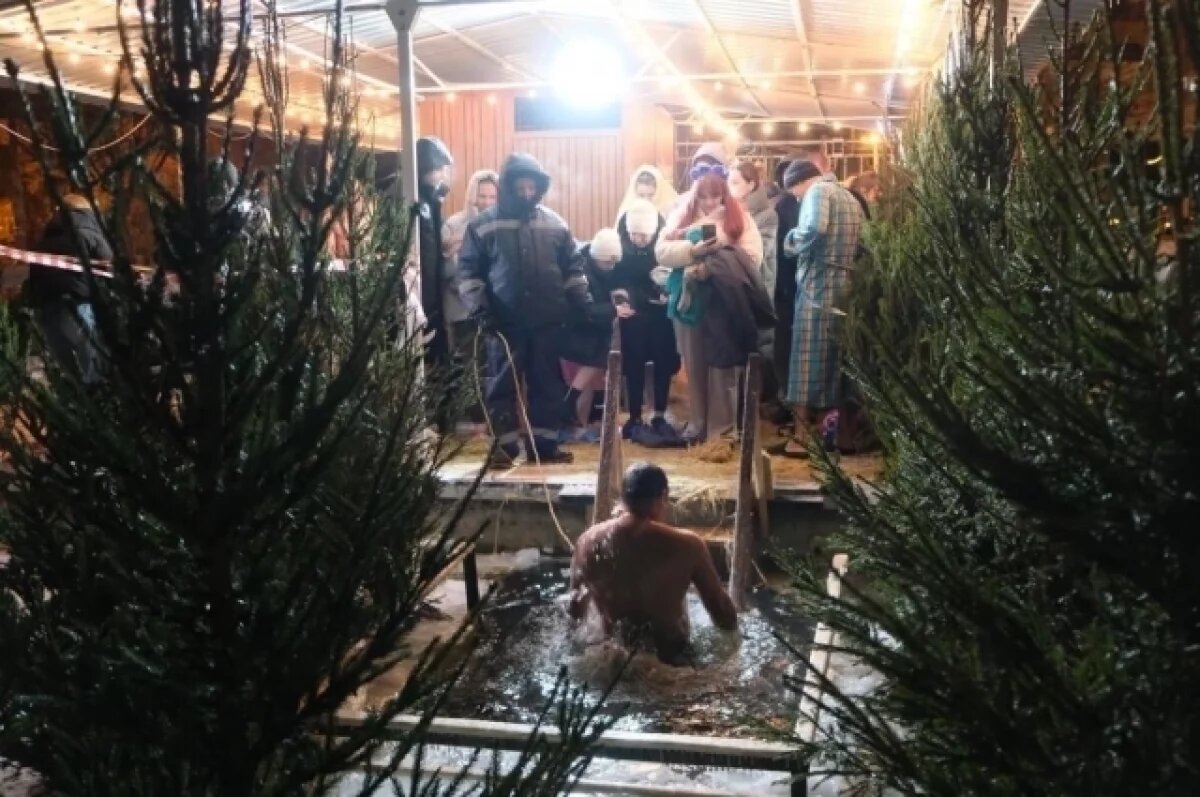    Более тысячи астраханцев окунулись в купели в крещенскую ночь
