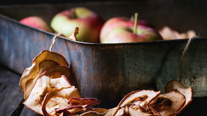 Весь урожай с пяти яблонь помещался в два таких ведра