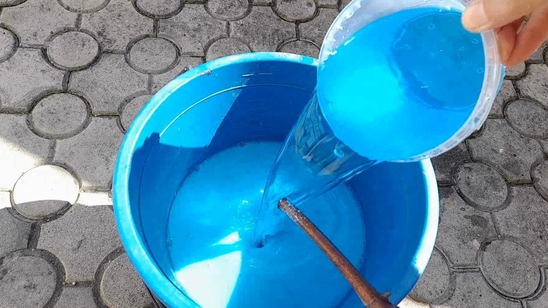 Готовлю первую весеннюю подкормку - раствор мочевины