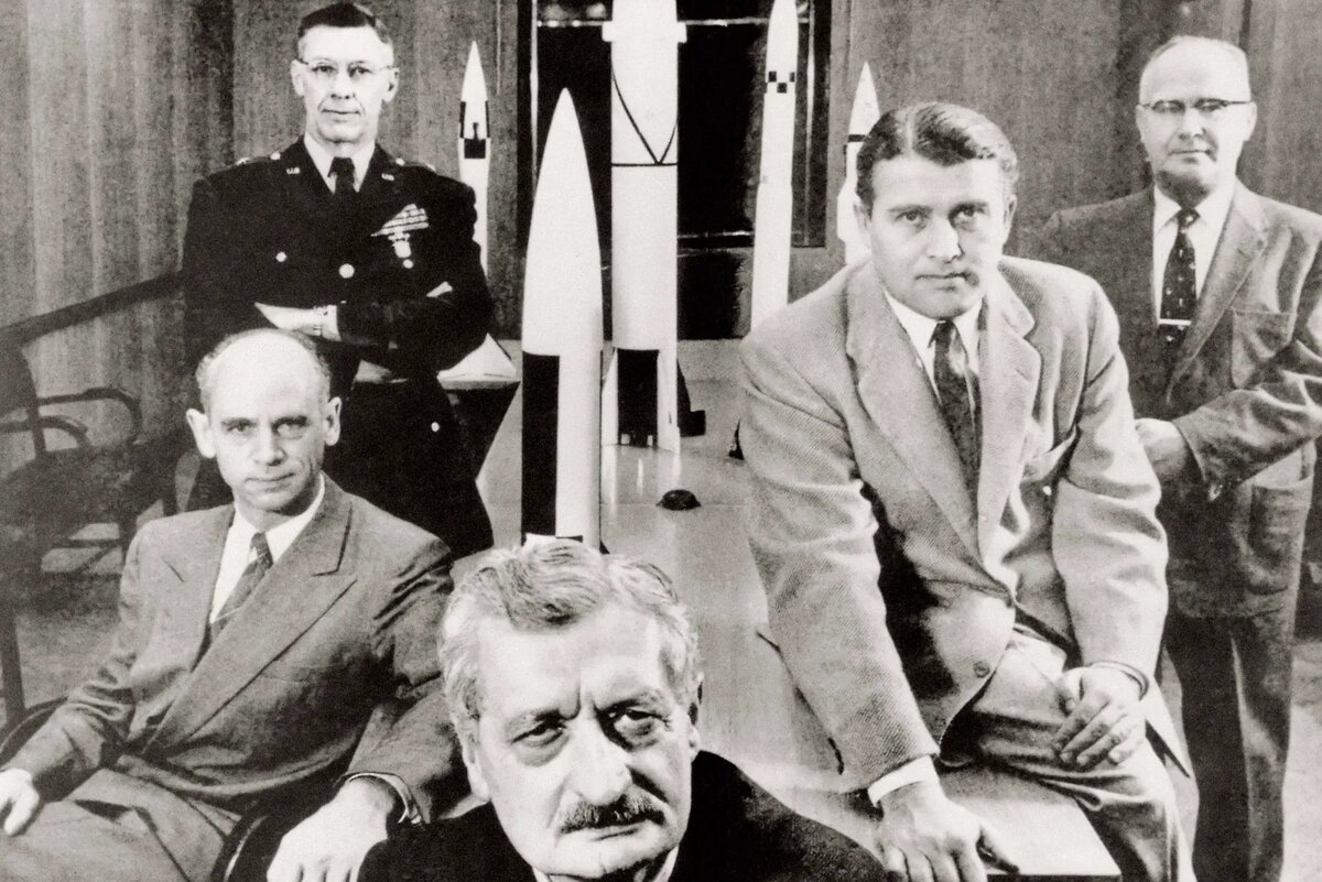 Герман Оберт (спереди), немецкий учёный и инженер в области космонавтики и ракетостроения, один из основоположников современной ракетной техники, с представителями армейского агентства по баллистическим ракетам США в Хантсвилле, штат Алабама