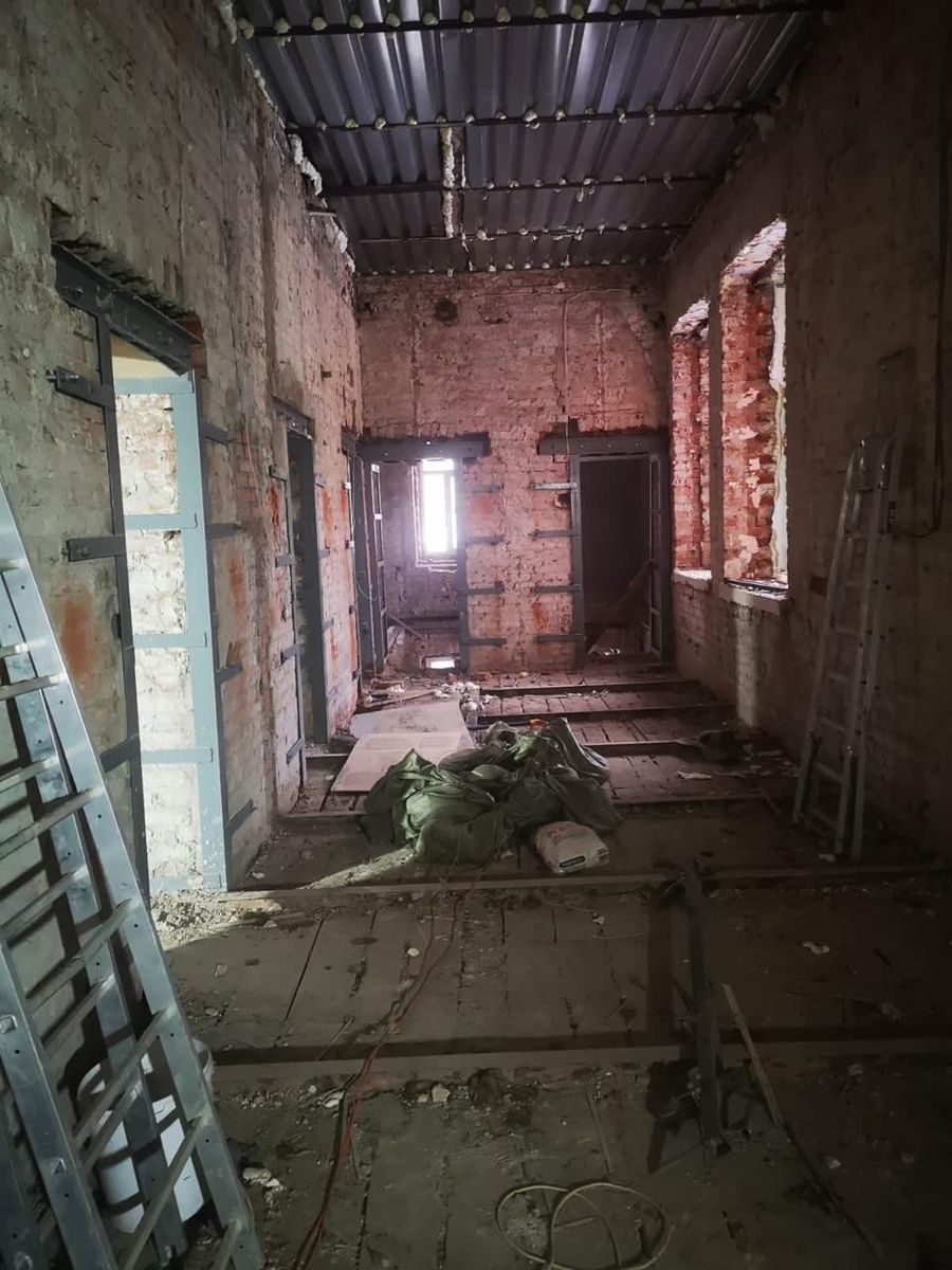    Теперь внутри - разруха. Фото: предоставлено "КП".