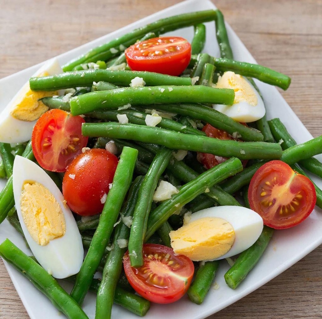 Теплый салат из зеленой фасоли и яиц