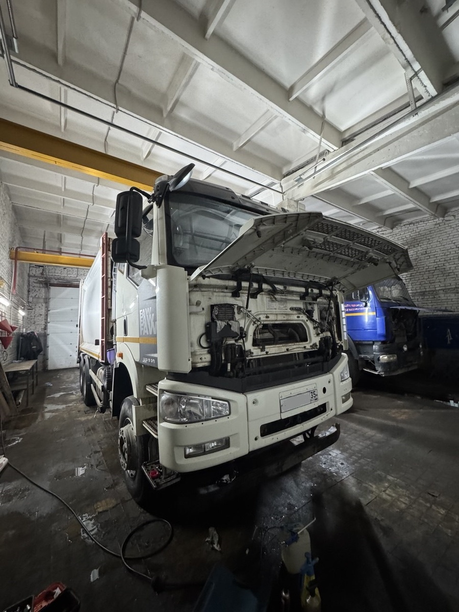 Грузовик FAW в ремзоне после диагностики