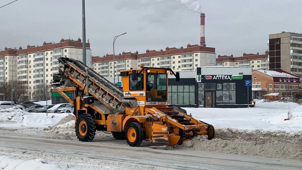    Tesla врезалась в припаркованное авто из-за колеи в Нижнем Тагиле   tagilcity.ru