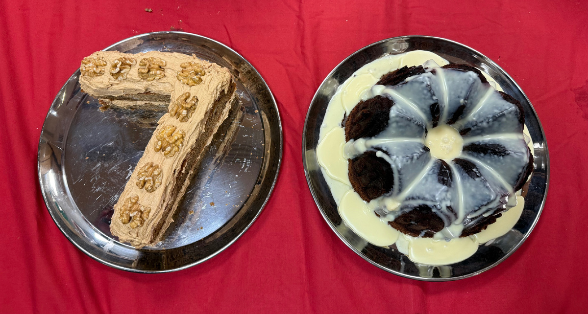 Первый торт с орехами, второй - с кастердем (жидкий заварной крем). Фотография из личного архива. 