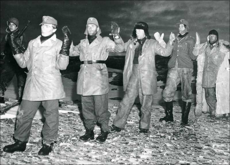 Немецкие военнослужащие в Гренландии сдаются в плен американцам. Ноябрь 1944 года