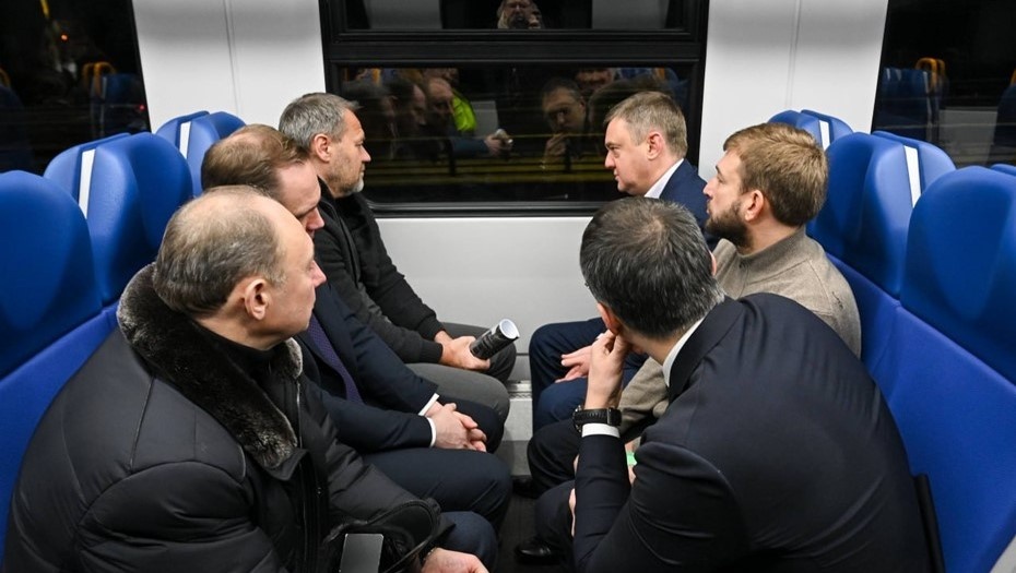    Первые пассажиры второго состава ЭП2ДМ в Сестрорецке Автор фото: t.me/transportniytseh
