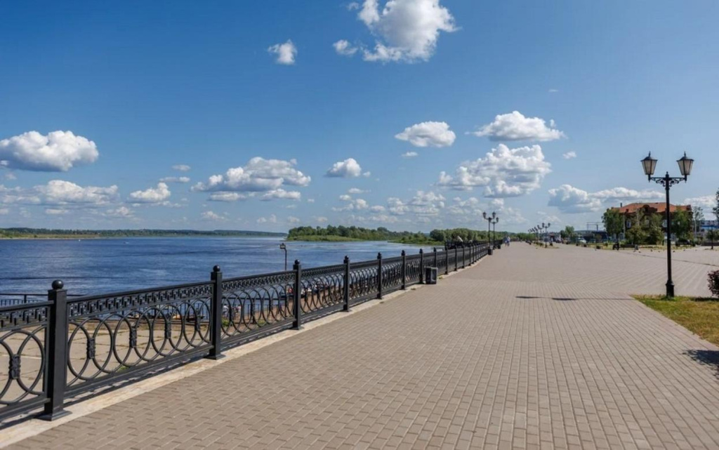  Три человека провалились в яму из-за просадки грунта на набережной Сарапула весной 2025 года. Фото: visitudmurtia.org