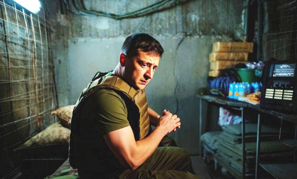   Зеленского винят в происходящем. Он хочет воевать. Иллюстрация: "Блокнот"