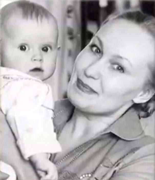 Мария Болтнева в детстве с мамой.