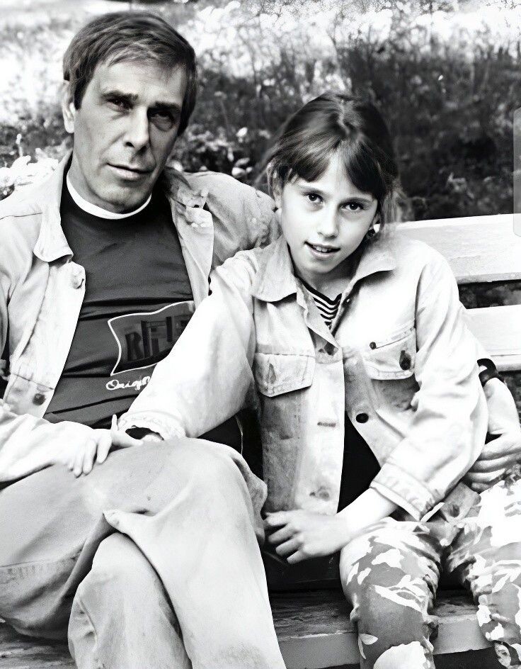 Мария Болтнева в детстве с отцом.
