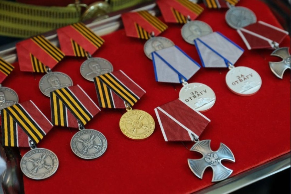    Губернатор Андрей Травников поздравил коллектив медучреждения с высокой государственной наградой. Фото: пресс-служба правительства Новосибирской области.