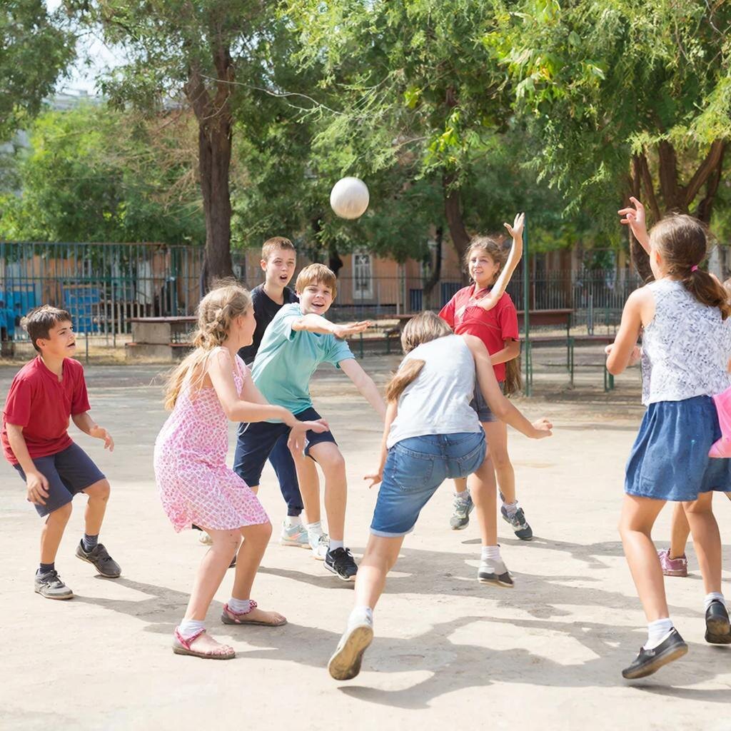 Просила МАХ нарисовать игру в "козла". А он что-то странное рисует)) Поэтому просто игра и ребята, похожие на нас в детстве.