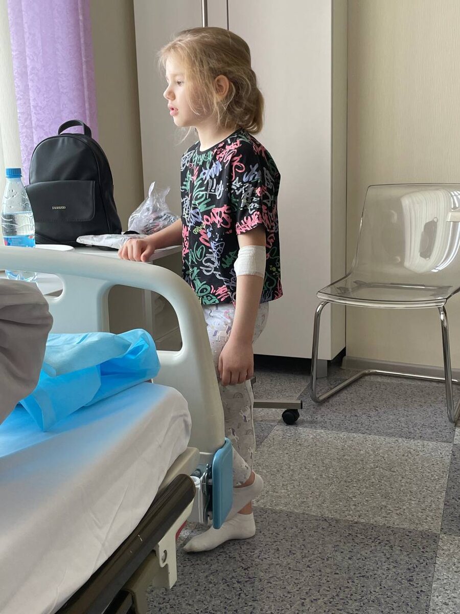 Евуля после операции, еще сонная, но уже сама попросила переодеться, снять этот больничный халат)