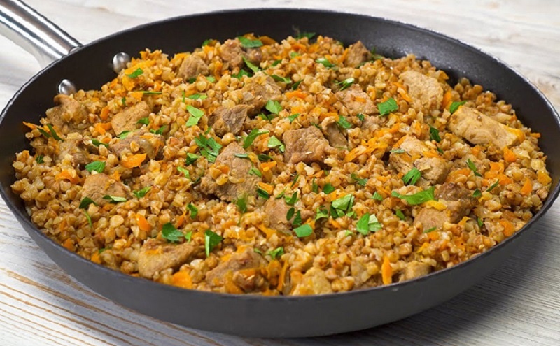 Гречка-плов с фаршем и грибами: как простой ужин становится вкусным открытием