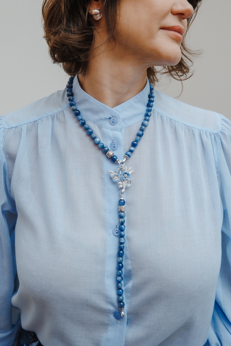 Бренд TRIORA, коллекция Россия: колье и браслет из натурального киантина, дизайнерская брошь "Василёк" и шелковый шарфик Твилли