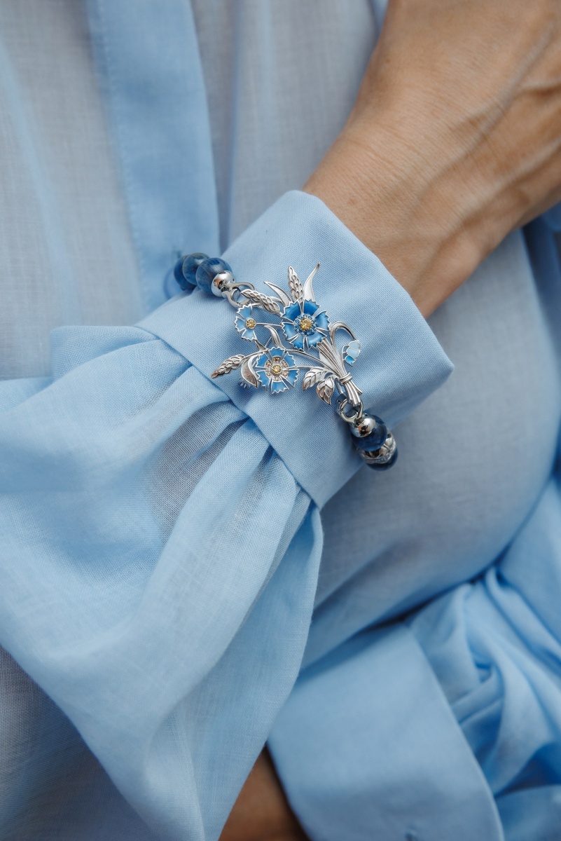 Бренд TRIORA, коллекция Россия: колье и браслет из натурального киантина, дизайнерская брошь "Василёк" и шелковый шарфик Твилли