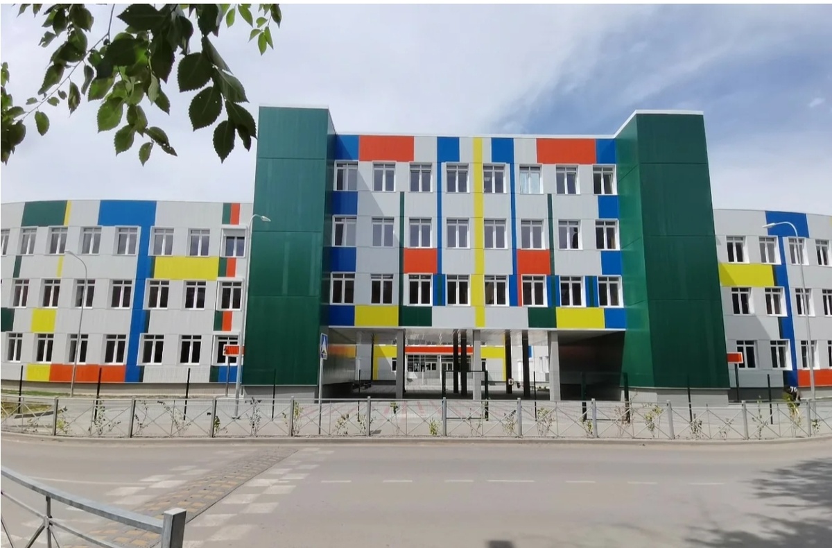 На данный момент самая новая школа района. 