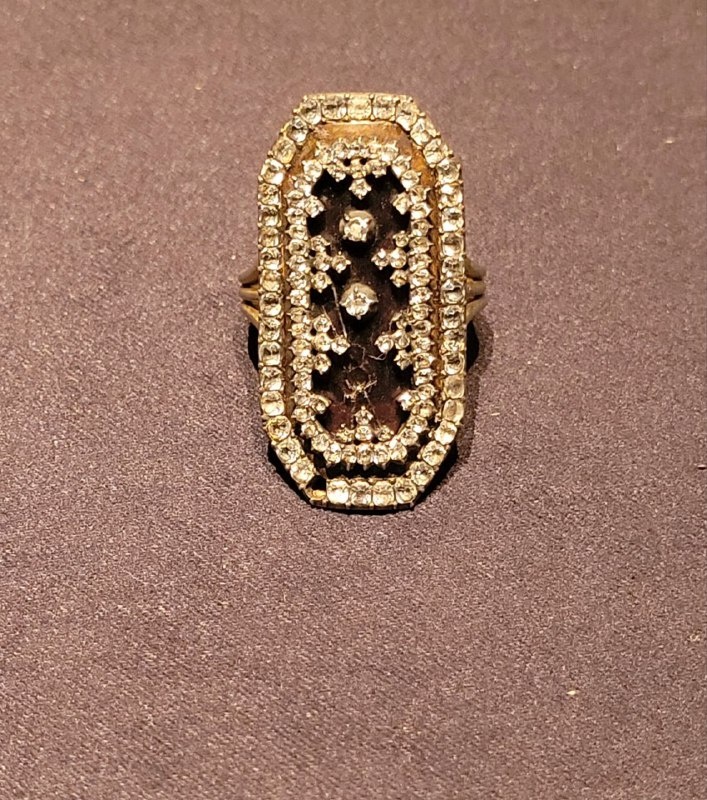 Один из экспонатов, кольцо 19 века