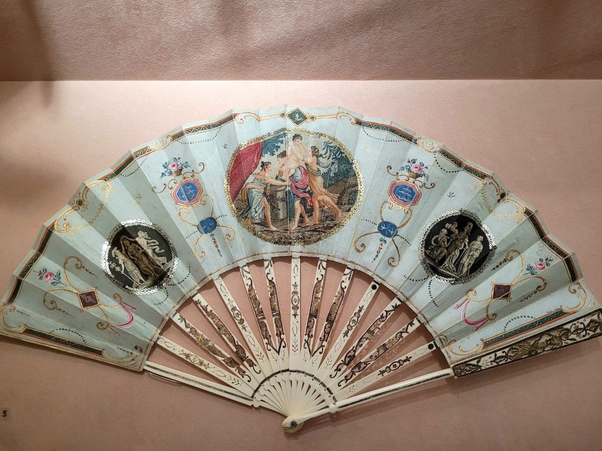 Есть на выставке и несколько прекрасных старинных вееров