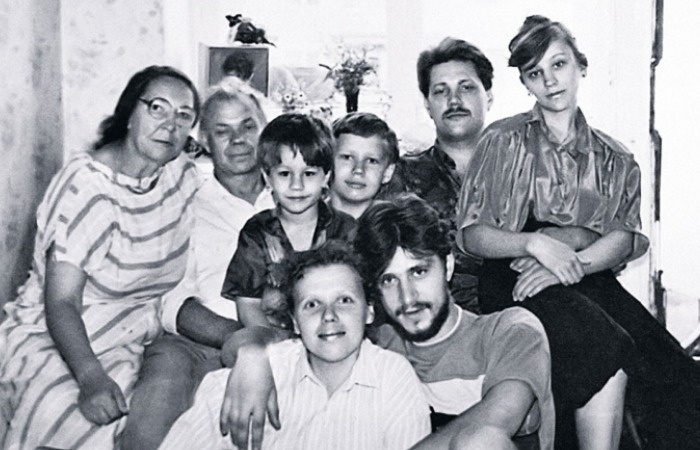 Виктор Логинов с Натальей и семьей.