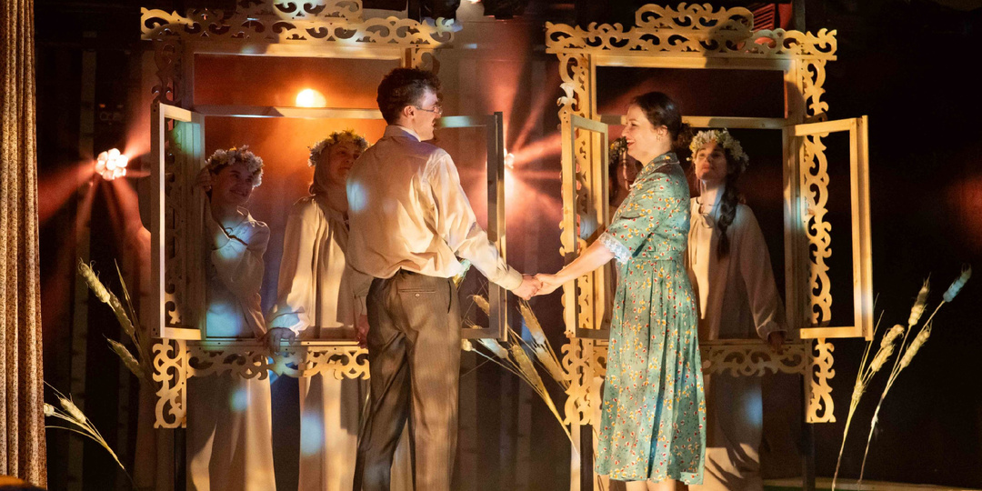 В Иркутском драмтеатре поставили «Дом окнами в поле»