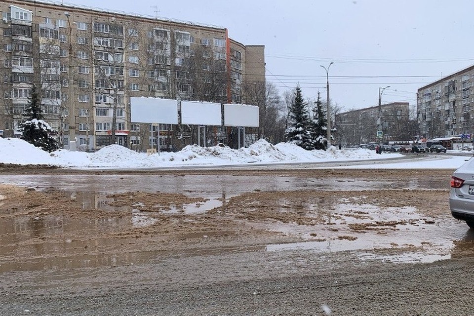    Водопровод прорвало на перекрестке улиц Ленина и Молодежной. Фото: t.me/izhevsk_gkh