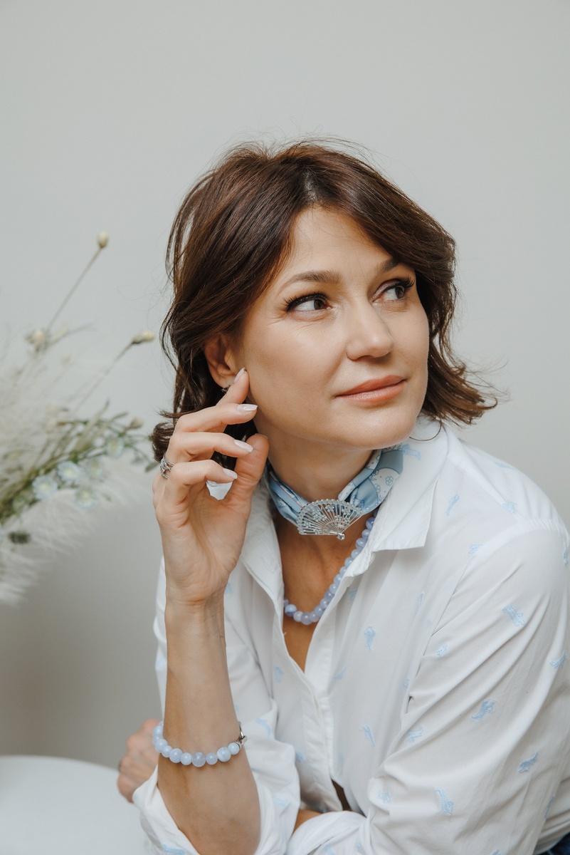 Бренд TRIORA, коллекция Япония: колье из голубого агата, дизайнерская брошь "Японский веер" и шелковый шарфик Твилли