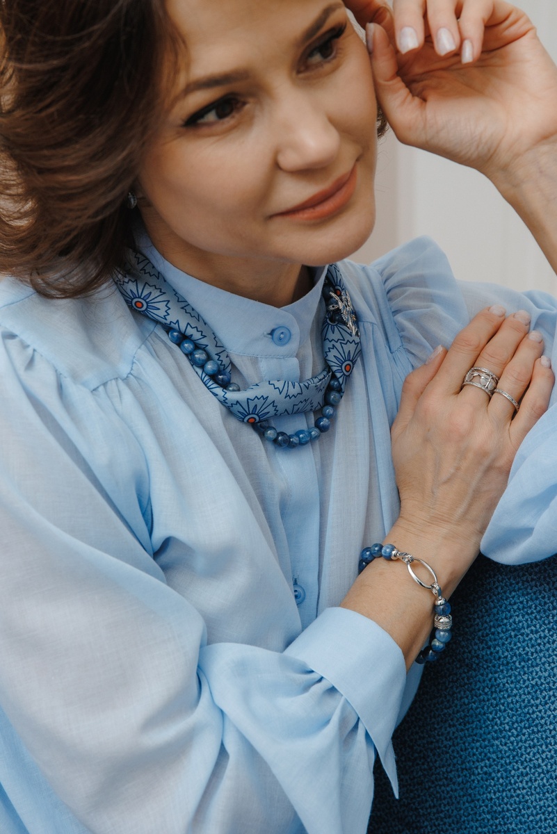 Бренд TRIORA, коллекция Россия: колье и браслет из натурального киантина, дизайнерская брошь "Василёк" и шелковый шарфик Твилли