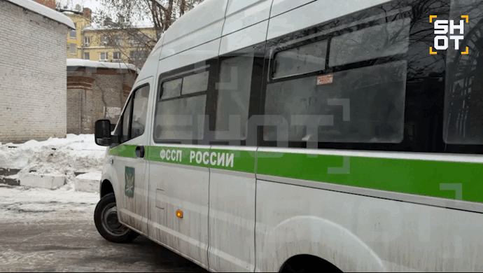    Приставы выехали на место квартиры в Хамовниках. GIF видео ТГ-канала SHOT