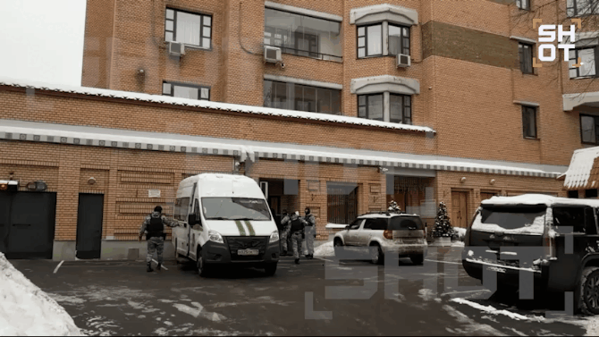    Полина Лурье тоже не приехала. Вместо неё ключи заберёт у приставов адвокат. Видео: ТГ-канал SHOT