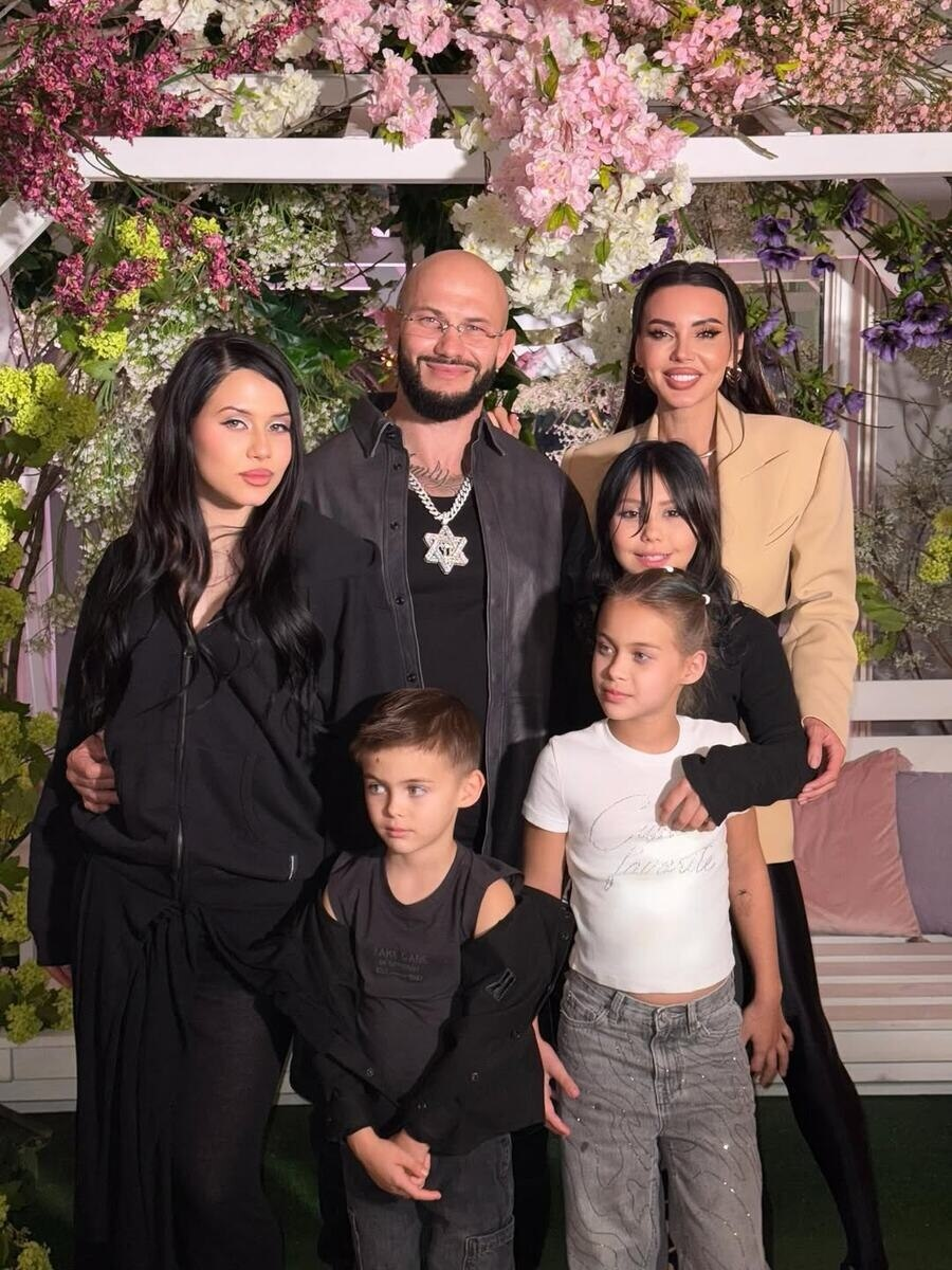 Джиган и Оксана Самойлова с детьми. Фото: Telegram / @sammyfam