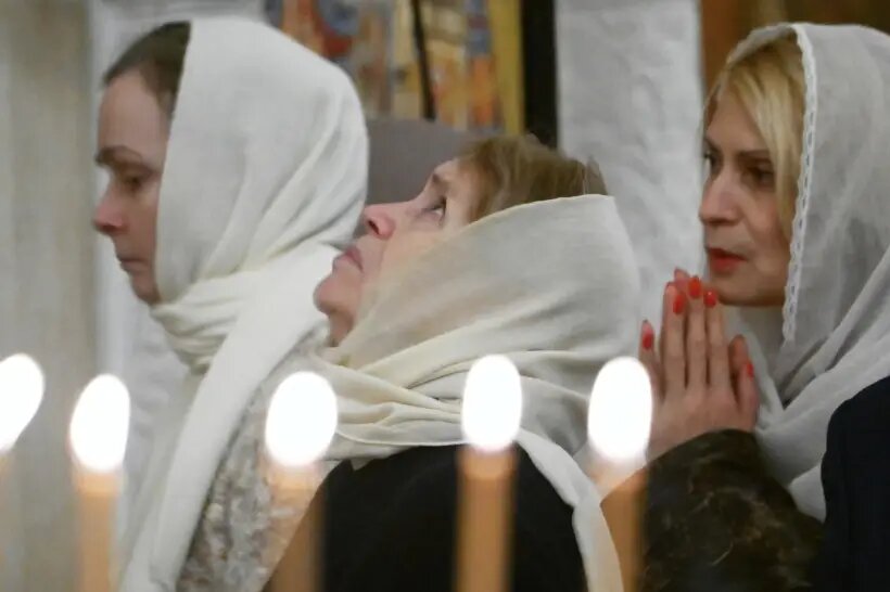  В преддверии Крещения и во время него совершают чин "Великого освящения воды", символизирующий примирение земного мира с его создателем   © РИА Новости. Максим Блинов