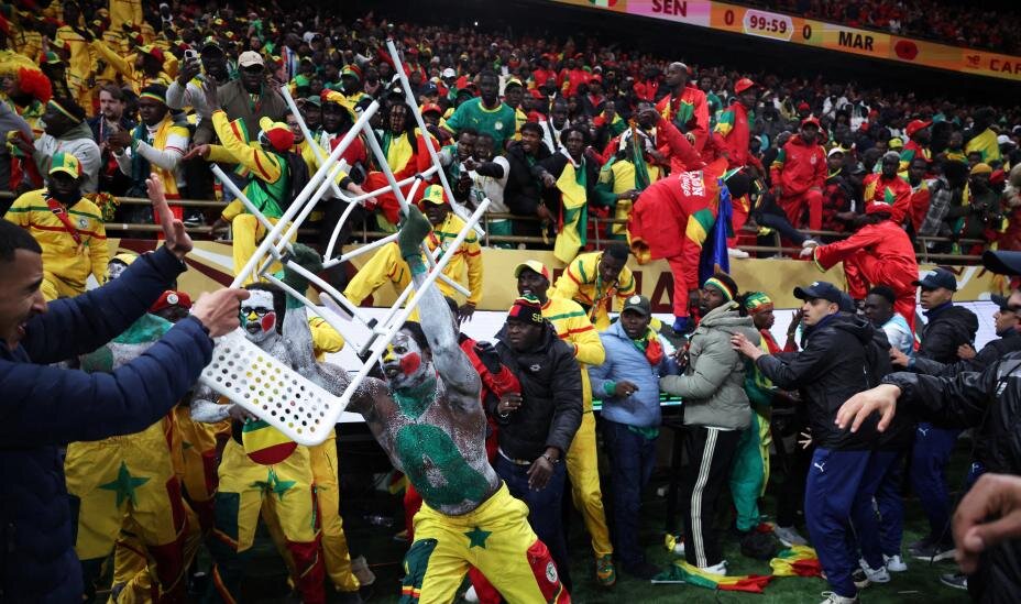    Болельщики Сенегала пытались прорваться на поле в финале Кубка африканских наций. Фото: Reuters
