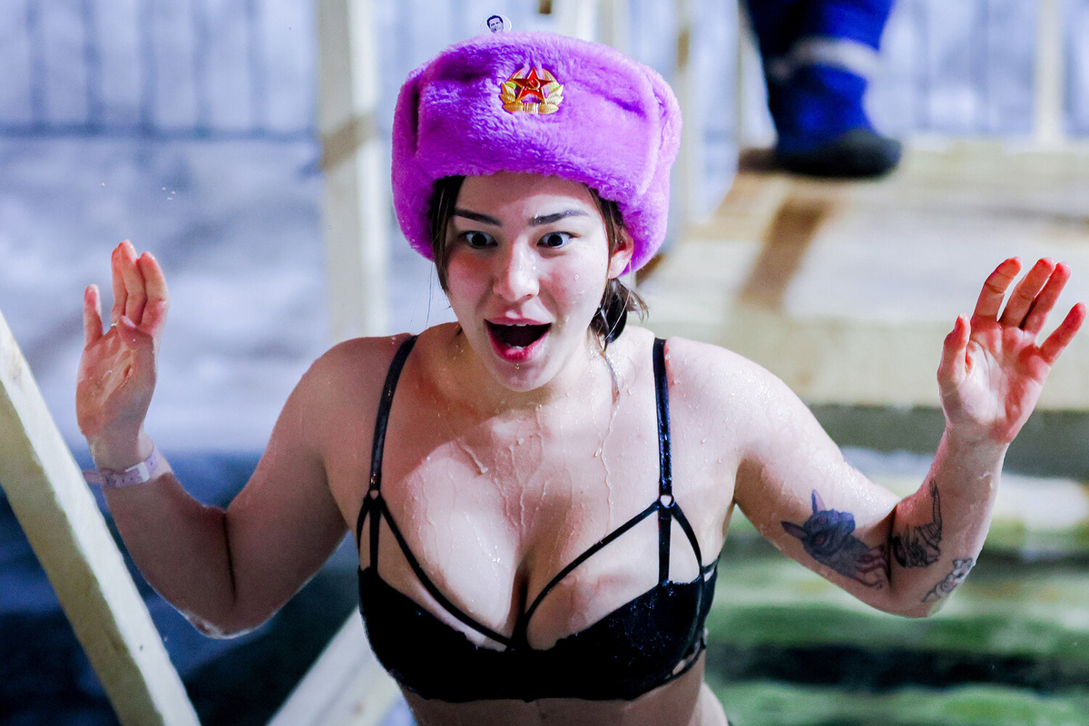 Женщина во время крещенских купаний на территории клуба зимнего плавания "Косатка ДВ" во Владивостоке, 18 января 2026 года ©Юрий Смитюк/ТАСС  📷