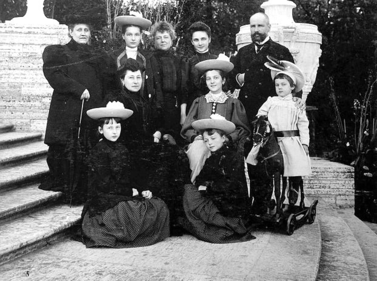 Петр Столыпин с семьей.Из интернета.