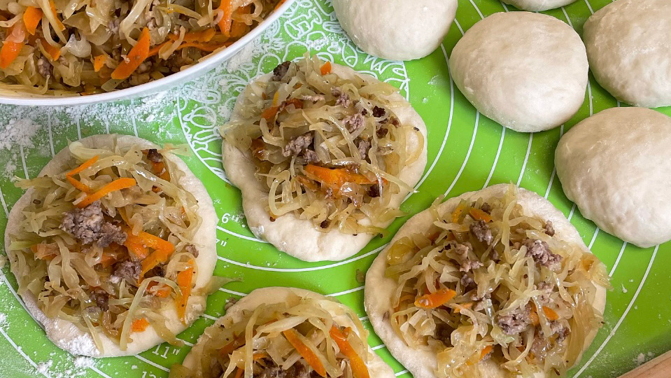 Пирожки с капустой и мясом в духовке: Хит, который съедают первым. Секрет сочной начинки и мягкого теста