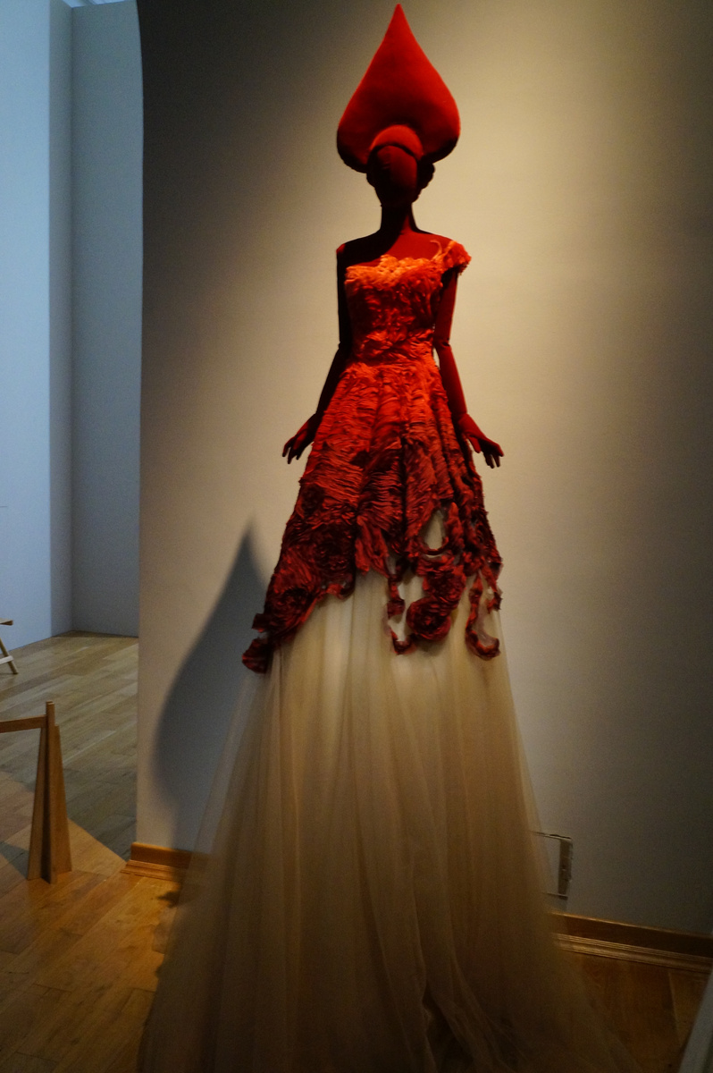 Красное бархатное платье. Фото с выставки сделано мною.