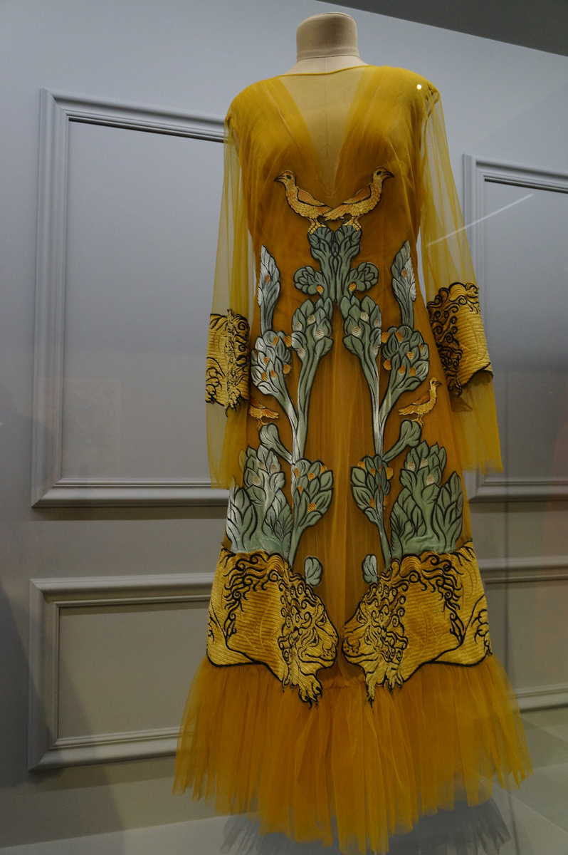 Знаменитое платье со львами. 2019 год. Полиэстер, тюль, машинная вышивка по бархату и вельвету, аппликация. Образы львов и птиц, цветочные мотивы заимствованы из средневековых гравюр.