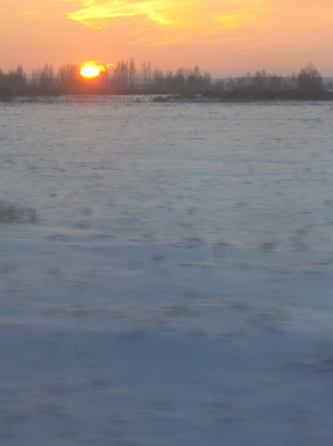 Посмотрите какой красный закат, какое огромное зимнее солнце... Вот этот пейзаж и послужил источником вдохновения моей страшной сказки...