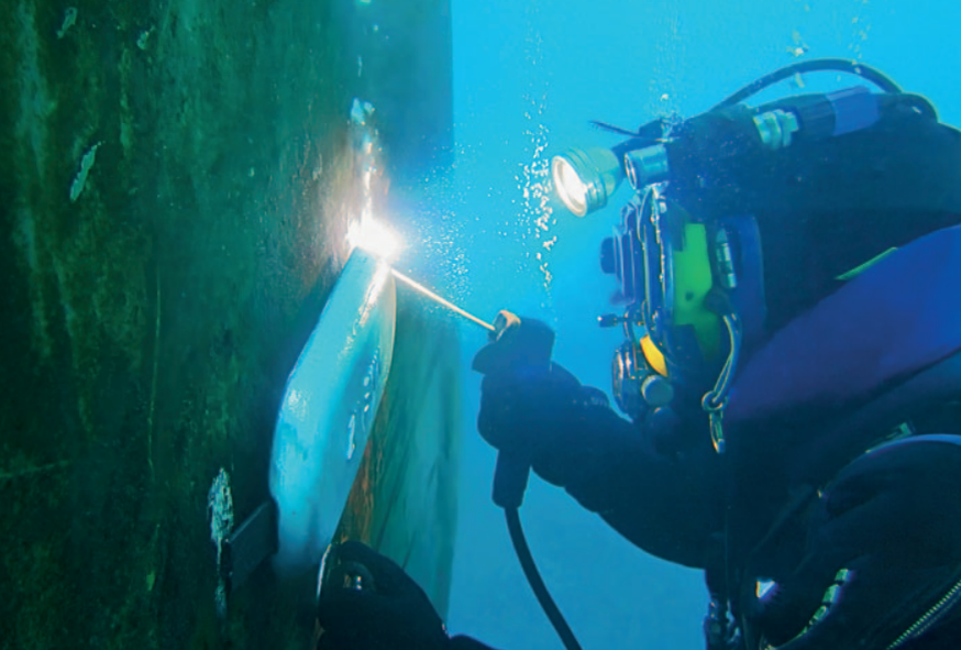 Рисунок 2. Монтаж цинкового анода на подводный корпус судна.