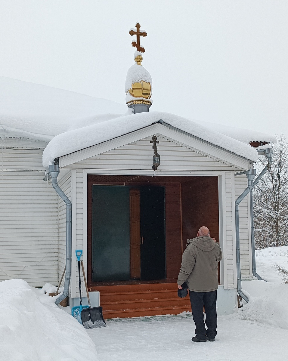 Муж возле Храма. ⛪