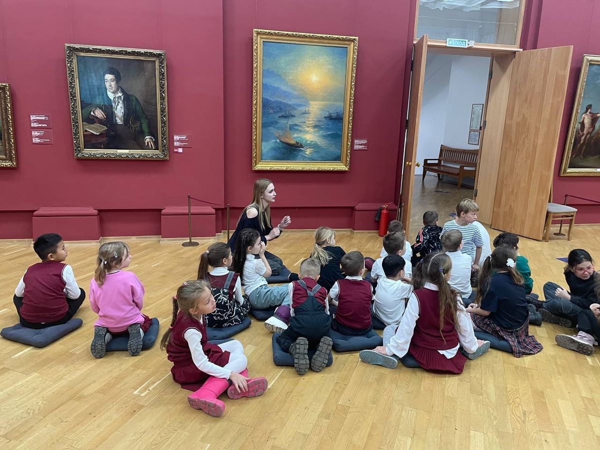 Ученики новосибирской частной школы «Ровесники» на экскурсии в Художественном музее. Фото rovesniki-school.ru.