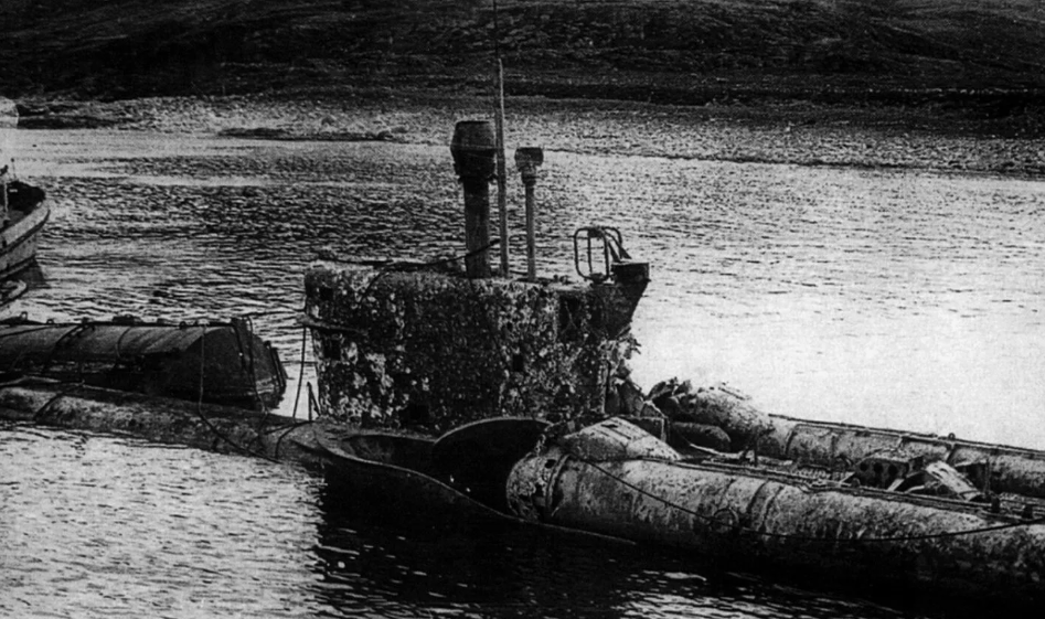 Погибшая ракетная подводная лодка С-80, поднятая с глубины на поверхность через 7 лет.  Фото: pastvu.com