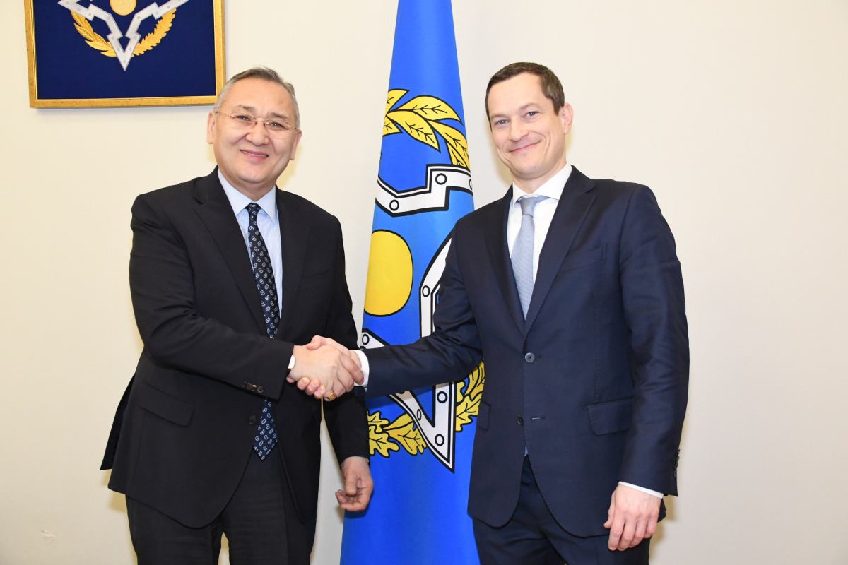   Таалатбек Масадыков (слева) и Сергей Поспелов (справа). Источник фото: пресс-служба ОДКБ.