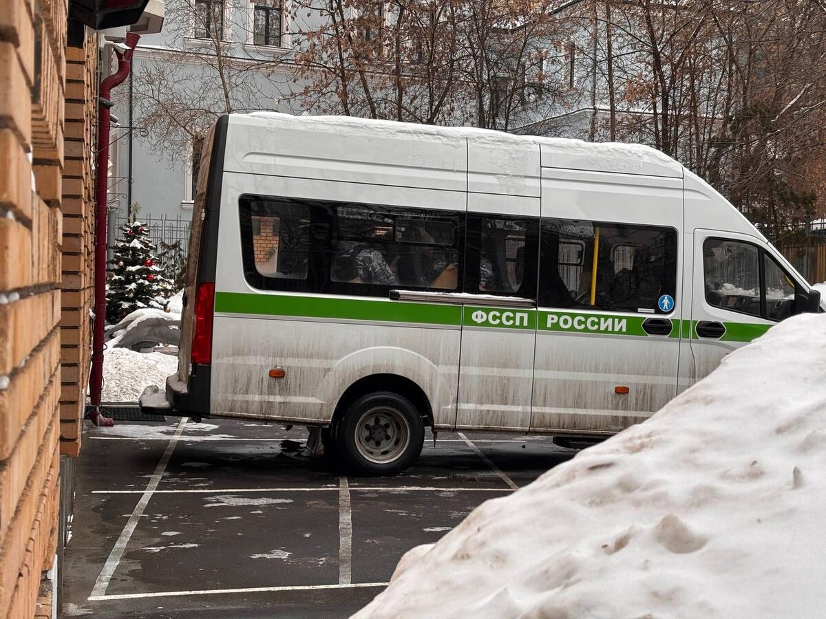 Судебные пристывы у дома в Хамовниках. Фото: соцсети