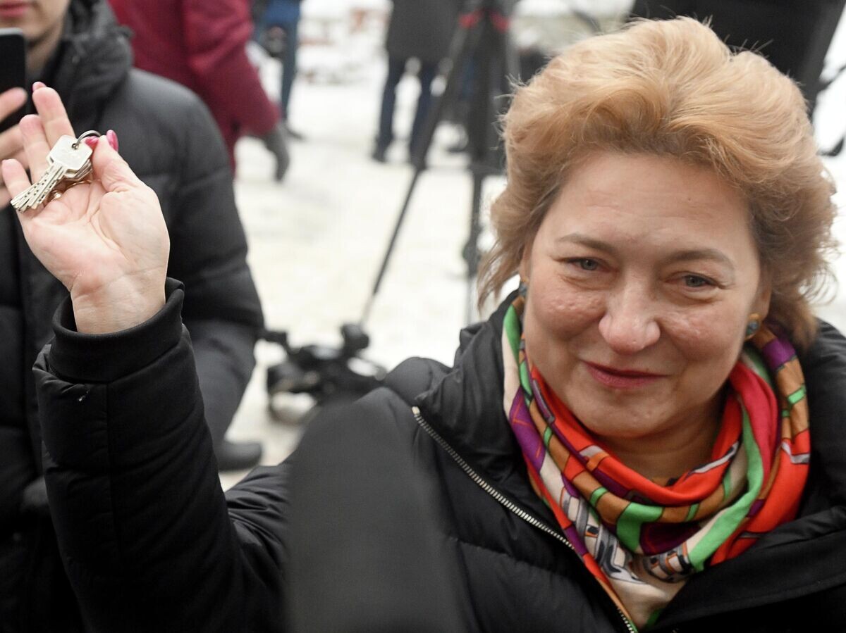    Адвокат покупательницы квартиры певицы Ларисы Долиной Полины Лурье Светлана Свириденко демонстрирует перед журналистами ключи от квартиры | © РИА Новости / Михаил Воскресенский