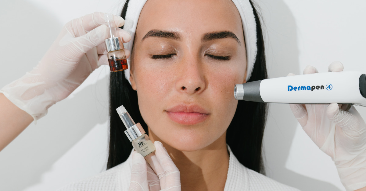 Дермапен даёт лучший эффект там, где коже нужен стимул к восстановлению и уплотнению — он не меняет черты и не добавляет объём, а постепенно улучшает качество кожи естественным образом.